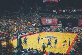 詹姆斯焦点对战，德罗巴与80激战老鹰分钟，出色防守胜负难料！引发球迷热议-乐动官方网站